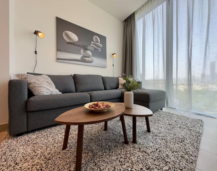 Dubai Nad Al ShebaのBuilding Tariaq Bedon Esm - stonetree-vacation-homes - 1317303 - DXBのアパートメントにある、モダンな家具を備えたエレガントなデザインのリビングルーム