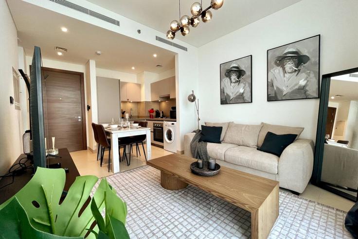 Building Tariaq Bedon Esm - stonetree-vacation-homes - 1317304 - DXB adresindeki bir dairede modern mobilyalarla zarif bir şekilde tasarlanmış oturma odası Nad Al Sheba, Dubai