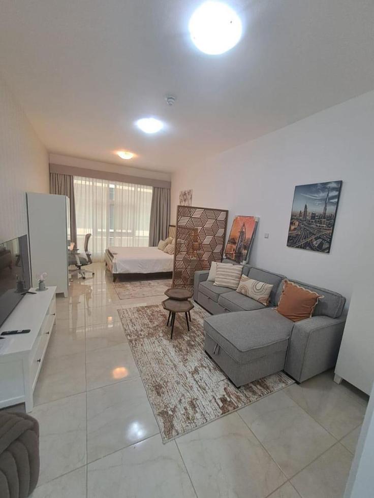 Elegant gestaltetes Wohnzimmer mit moderner Einrichtung in einer Wohnung im Building 78th Street - stonetree-vacation-homes - 1317305 - DXB in Mirdif, Dubai