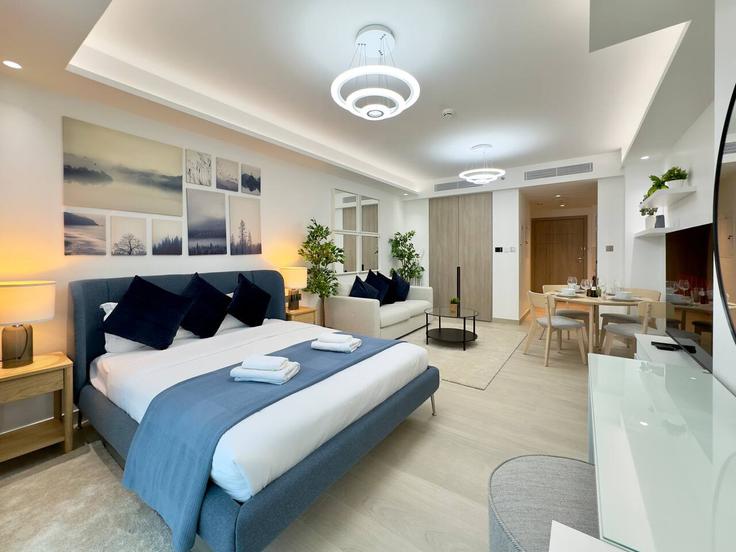 Dubai JLTのBuilding Cluster L - stonetree-vacation-homes - 1317308 - DXBのアパートメントにある、モダンな家具を備えたエレガントなデザインのリビングルーム