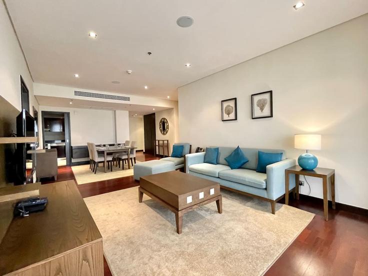 Sala de estar elegantemente projetada com móveis modernos em um apartamento no Building East Crescent - stonetree-vacation-homes - 1317306 - DXB em Nakhlat Jumeira, Dubai