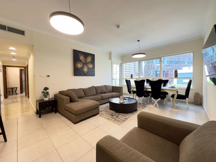 Dubai Marina, Dubai에 위치한 Building Marina Promenade - stonetree-vacation-homes - 1317309 - DXB 아파트의 세련된 인테리어가 돋보이는 거실 Dubai Marina, Dubai에 위치한 Building Marina Promenade - stonetree-vacation-homes - 1317309 - DXB 아파트의 세련된 인테리어가 돋보이는 거실