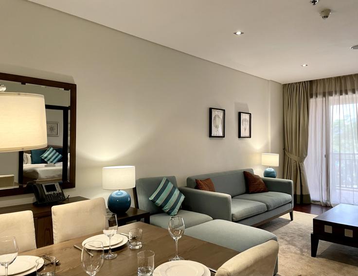 Sala de estar elegantemente projetada com móveis modernos em um apartamento no Building East Crescent - stonetree-vacation-homes - 1317312 - DXB em Nakhlat Jumeira, Dubai