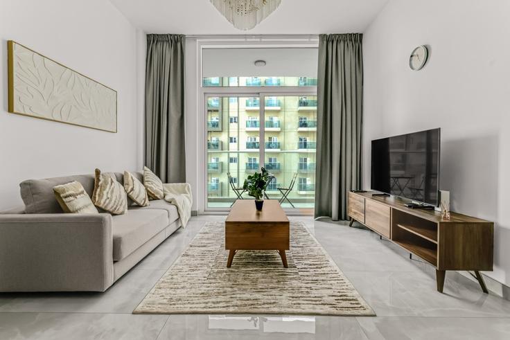 Elegante sala de estar con mobiliario moderno en un apartamento en Building Gardens Boulevard - stonetree-vacation-homes - 1317315 - DXB en Jabal Ali First, Dubai Elegante sala de estar con mobiliario moderno en un apartamento en Building Gardens Boulevard - stonetree-vacation-homes - 1317315 - DXB en Jabal Ali First, Dubai