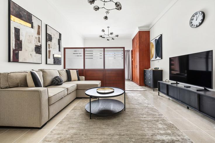 Dubai JLTのBuilding Tariaq Bedon Esm - stonetree-vacation-homes - 1317323 - DXBのアパートメントにある、モダンな家具を備えたエレガントなデザインのリビングルーム Dubai JLTのBuilding Tariaq Bedon Esm - stonetree-vacation-homes - 1317323 - DXBのアパートメントにある、モダンな家具を備えたエレガントなデザインのリビングルーム