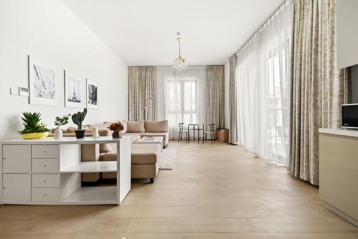 Salle de séjour élégante avec mobilier moderne dans un appartement à Building Tariaq Bedon Esm - stonetree-vacation-homes - 1317337 - DXB à Jumeira First, Dubai