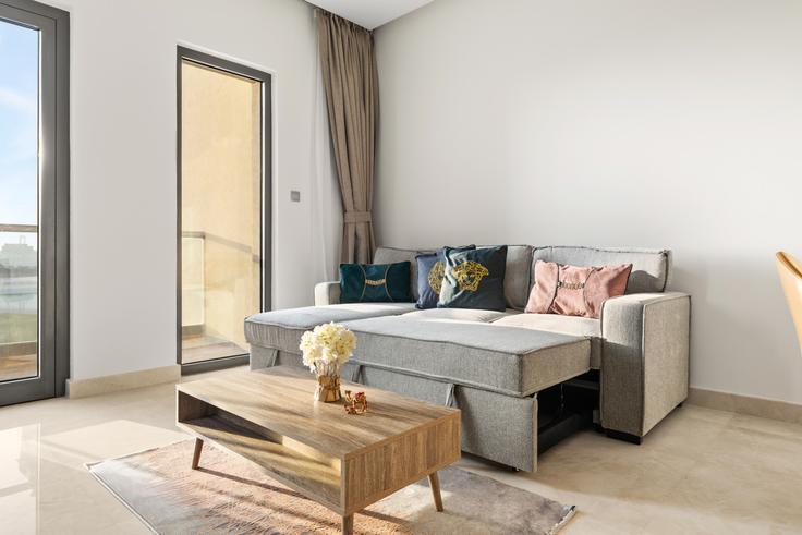 Al Jadaf, Dubai 소재 Building Sheikh Rashid Road - stonetree-vacation-homes - 1330809 유닛에 마련된, 현대적인 가구로 꾸며진 우아한 디자인의 거실 Al Jadaf, Dubai 소재 Building Sheikh Rashid Road - stonetree-vacation-homes - 1330809 유닛에 마련된, 현대적인 가구로 꾸며진 우아한 디자인의 거실