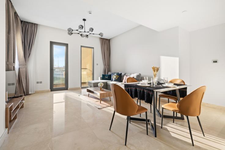 Al Jadaf, Dubai에 위치한 Building Sheikh Rashid Road - stonetree-vacation-homes - 1330809 아파트의 세련된 인테리어가 돋보이는 거실