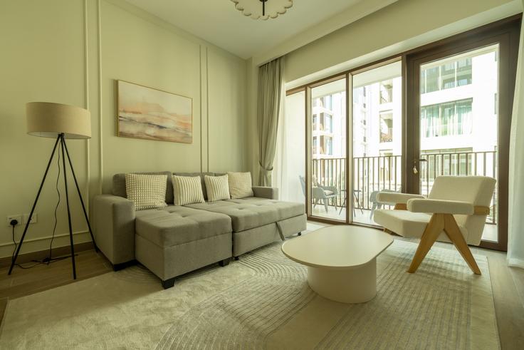 Elegant gestaltetes Wohnzimmer mit moderner Einrichtung in einer Wohnung im Building Tariaq Bedon Esm - stonetree-vacation-homes - 1335701 in Al Kheeran First, Dubai Elegant gestaltetes Wohnzimmer mit moderner Einrichtung in einer Wohnung im Building Tariaq Bedon Esm - stonetree-vacation-homes - 1335701 in Al Kheeran First, Dubai