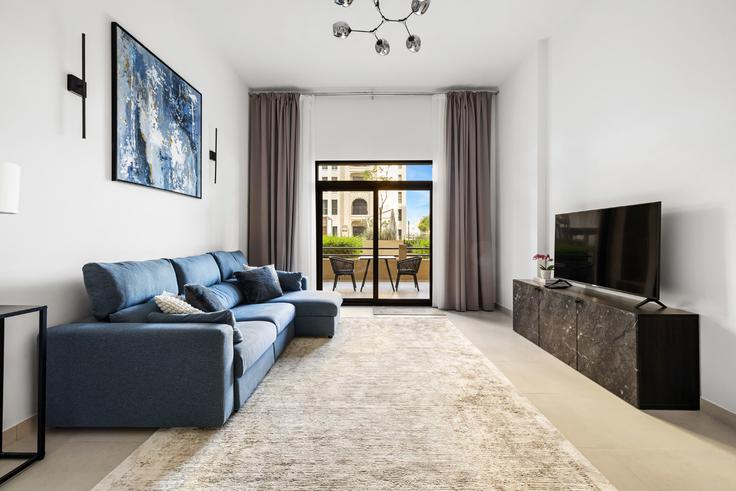 Elegante sala de estar con mobiliario moderno en un apartamento en Building 27th Street - stonetree-vacation-homes - 1357386 en Umm Suqeim Third, Dubai