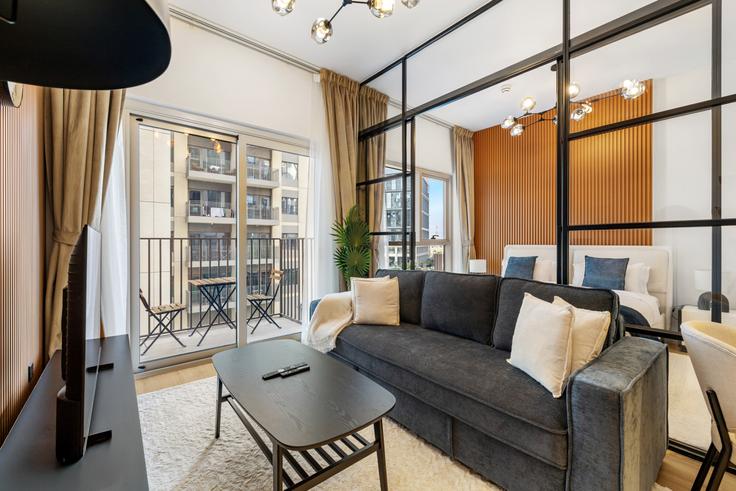 Sala de estar elegantemente projetada com móveis modernos em um apartamento no Building Tariaq Bedon Esm - stonetree-vacation-homes - 1377813 em Dubai Hills Estate, Dubai