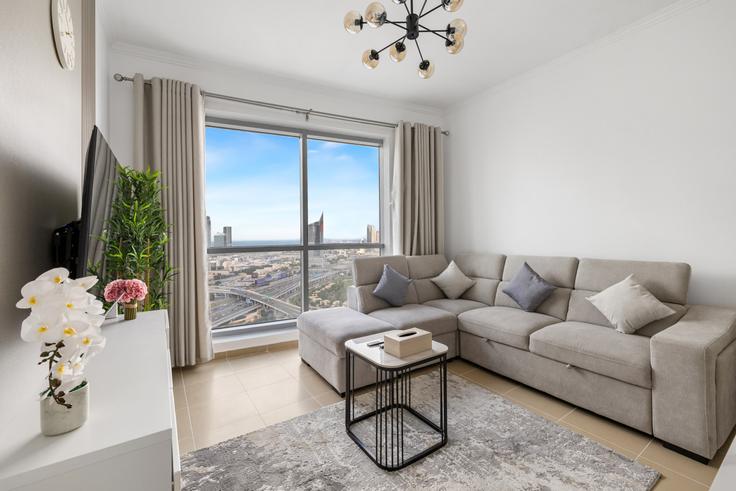 Salle de séjour élégante avec mobilier moderne dans un appartement à Building Tariaq Bedon Esm - stonetree-vacation-homes - 1378256 à Al Thanyah Fifth, Dubai Salle de séjour élégante avec mobilier moderne dans un appartement à Building Tariaq Bedon Esm - stonetree-vacation-homes - 1378256 à Al Thanyah Fifth, Dubai