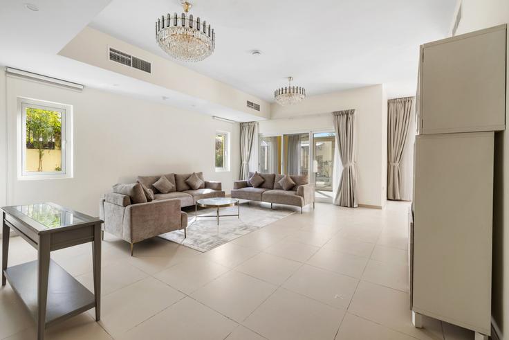 Building Tariaq Bedon Esm - stonetree-vacation-homes - 1378952 adresindeki bir dairede modern mobilyalarla zarif bir şekilde tasarlanmış oturma odası Wadi Al Safa 5, Dubai