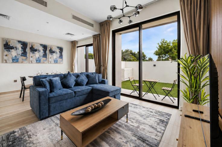 Dubai Al Hebiah ThirdのBuilding Tariaq Bedon Esm - stonetree-vacation-homes - 1382494のアパートメントにある、モダンな家具を備えたエレガントなデザインのリビングルーム