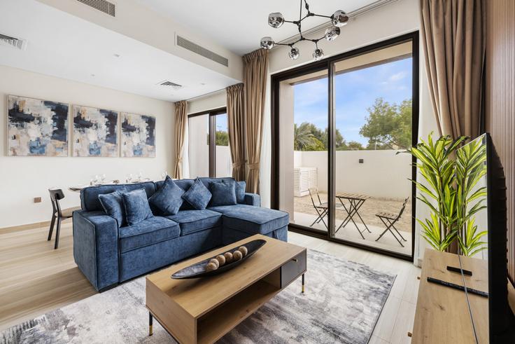 Dubai Al Hebiah ThirdのBuilding Tariaq Bedon Esm - stonetree-vacation-homes - 1382494のアパートメントにある、モダンな家具を備えたエレガントなデザインのリビングルーム