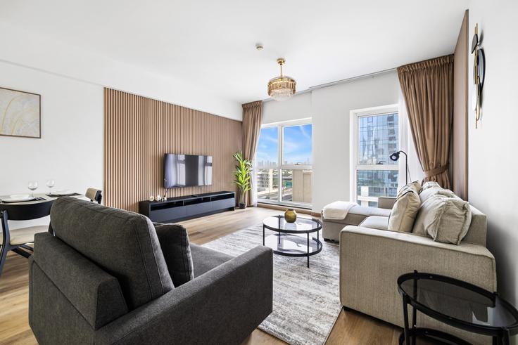 Dubai Al Thanyah FifthのBuilding Cluster G - stonetree-vacation-homes - 1386779のアパートメントにある、モダンな家具を備えたエレガントなデザインのリビングルーム