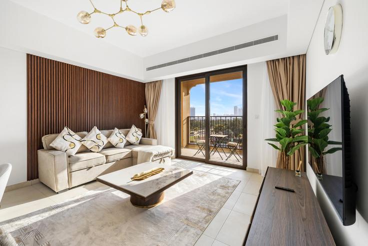 Sala de estar elegantemente projetada com móveis modernos em um apartamento no Building Umm Suqeim Street - stonetree-vacation-homes - 1422171 em Umm Suqeim Third, Dubai Sala de estar elegantemente projetada com móveis modernos em um apartamento no Building Umm Suqeim Street - stonetree-vacation-homes - 1422171 em Umm Suqeim Third, Dubai