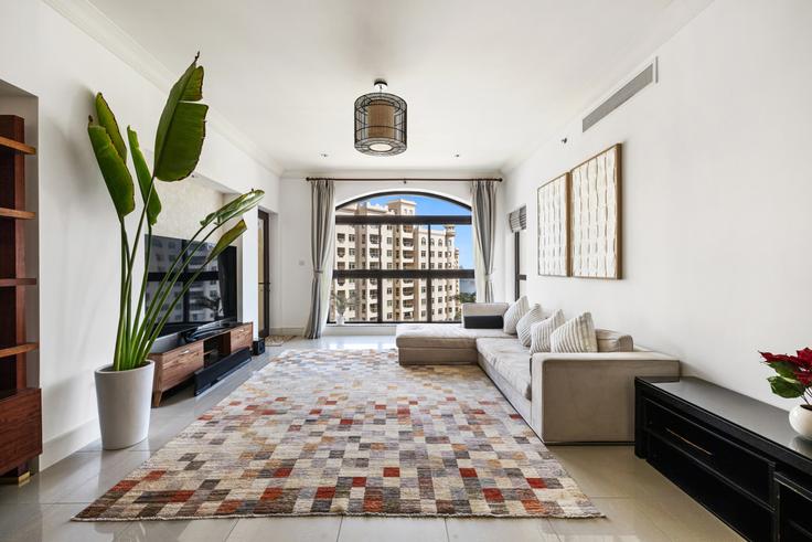 Sala de estar elegantemente projetada com móveis modernos em um apartamento no Building Palm Jumeirah Rd - stonetree-vacation-homes - 1439419 em The Palm Jumeirah, Dubai