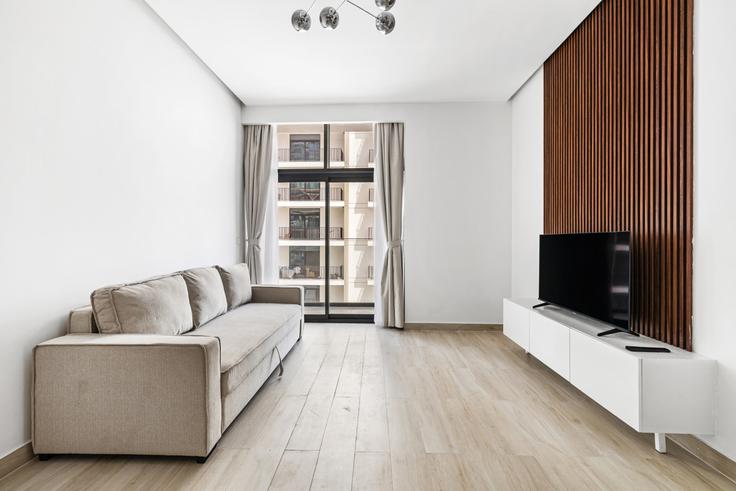 Sala de estar elegantemente projetada com móveis modernos em um apartamento no Building Lazuward North East - stonetree-vacation-homes - 1473254 em Al Barsha South Fourth, Dubai