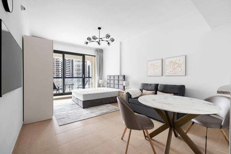 Salle de séjour élégante avec mobilier moderne dans un appartement à Building Tariaq Bedon Esm - stonetree-vacation-homes - 1497779 à Al Thanyah Fifth, Dubai