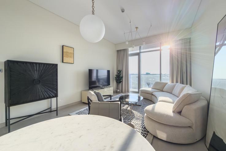 Building Tariaq Bedon Esm - stonetree-vacation-homes - 1521752 adresindeki bir dairede modern mobilyalarla zarif bir şekilde tasarlanmış oturma odası Al Wasl, Dubai