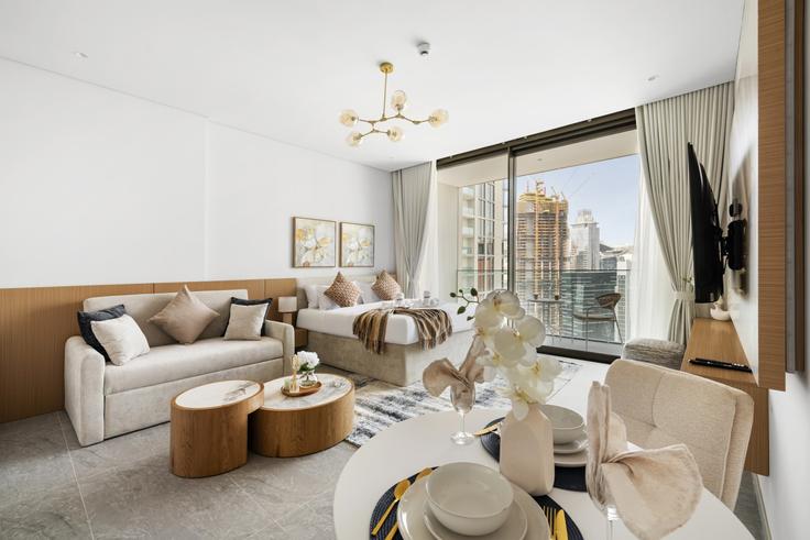 Business Bay, Dubai에 위치한 Building Al Khaleej Al Tejari 1 Street - stonetree-vacation-homes - 1611080 유닛의 세련된 인테리어가 돋보이는 거실 Business Bay, Dubai에 위치한 Building Al Khaleej Al Tejari 1 Street - stonetree-vacation-homes - 1611080 유닛의 세련된 인테리어가 돋보이는 거실