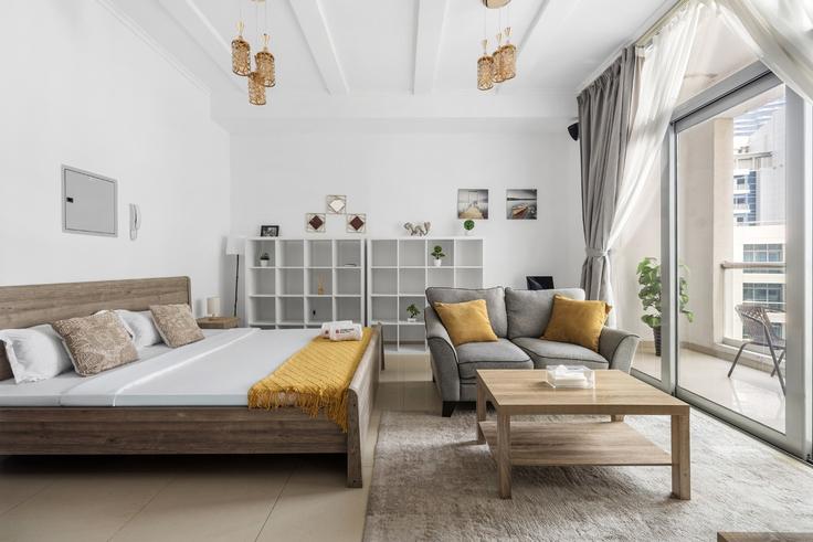 Sala de estar elegantemente projetada com móveis modernos em um apartamento no Building King Salman Bin Abdulaziz Al Saud Street - stonetree-vacation-homes - 1636988 em Dubai Marina, Dubai