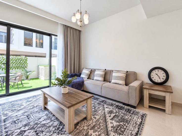 Elegant gestaltetes Wohnzimmer mit moderner Einrichtung in einer Wohnung im Building Street 44 - stonetree-vacation-homes - 1640254 in Al Hebiah Fifth, Dubai