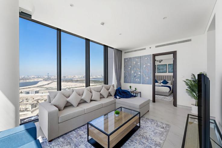 Nad Al Sheba, Dubai에 위치한 Building Sobha Creek Vista Grande - stonetree-vacation-homes - 1317273 유닛의 세련된 인테리어가 돋보이는 거실 Nad Al Sheba, Dubai에 위치한 Building Sobha Creek Vista Grande - stonetree-vacation-homes - 1317273 유닛의 세련된 인테리어가 돋보이는 거실