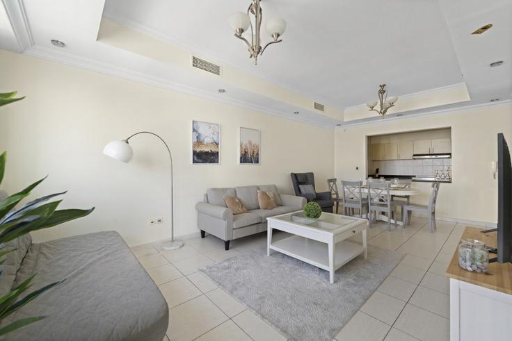 Elegante sala de estar con mobiliario moderno en un apartamento en Building Palladium - stonetree-vacation-homes - 1317243 en Al Thanyah Fifth, Dubai