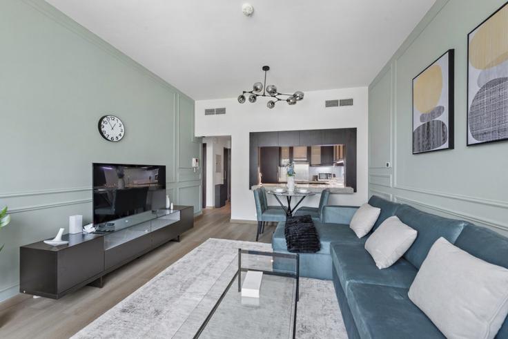 Sala de estar elegantemente projetada com móveis modernos em um apartamento no Building 5A - stonetree-vacation-homes - 1317212 em Al Barsha, Dubai