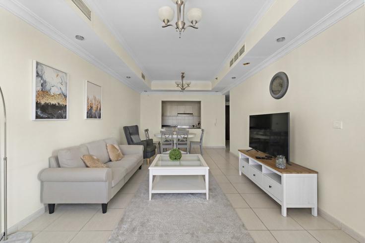 Elegant gestaltetes Wohnzimmer mit moderner Einrichtung in einer Wohnung im Building Palladium - stonetree-vacation-homes - 1317243 in Al Thanyah Fifth, Dubai