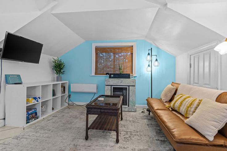 Building Little Bay Avenue - stork-short-term-rentals-property-management-group - 1354828 adresindeki bir dairede modern mobilyalarla zarif bir şekilde tasarlanmış oturma odası Norfolk, Norfolk Building Little Bay Avenue - stork-short-term-rentals-property-management-group - 1354828 adresindeki bir dairede modern mobilyalarla zarif bir şekilde tasarlanmış oturma odası Norfolk, Norfolk