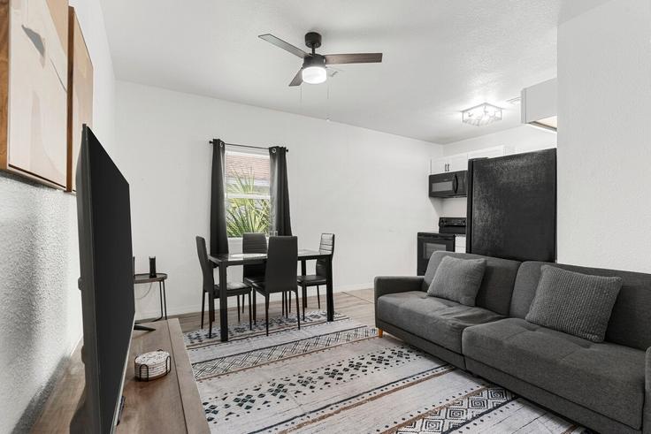 Sala de estar elegantemente projetada com móveis modernos em um apartamento no Building East 20th Avenue - streamlined-stay-solutions - 1244341 - TPA em Tampa, Tampa Sala de estar elegantemente projetada com móveis modernos em um apartamento no Building East 20th Avenue - streamlined-stay-solutions - 1244341 - TPA em Tampa, Tampa