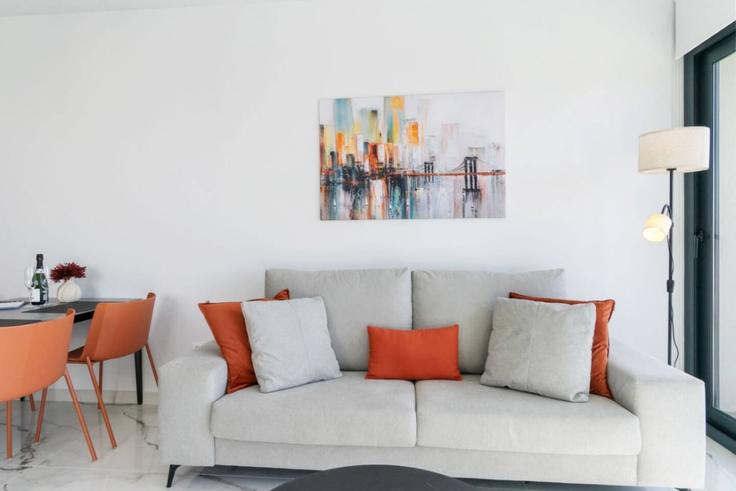 Building Calle Lagos de Covadonga - studio-rippple - 1500421 adresindeki bir dairede modern mobilyalarla zarif bir şekilde tasarlanmış oturma odası Orihuela, Orihuela