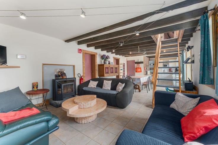 Sala de estar elegantemente projetada com móveis modernos em um apartamento no Building Callestraat - studio-rippple - 1580610 em Poperinge, Poperinge Sala de estar elegantemente projetada com móveis modernos em um apartamento no Building Callestraat - studio-rippple - 1580610 em Poperinge, Poperinge