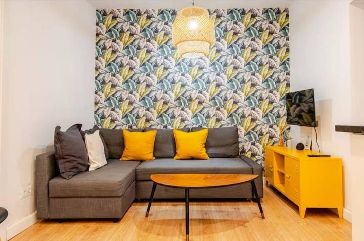 Elegante sala de estar con mobiliario moderno en un apartamento en Building Calle del Salitre - stylum-home - 1648605 en Centro, Madrid Elegante sala de estar con mobiliario moderno en un apartamento en Building Calle del Salitre - stylum-home - 1648605 en Centro, Madrid