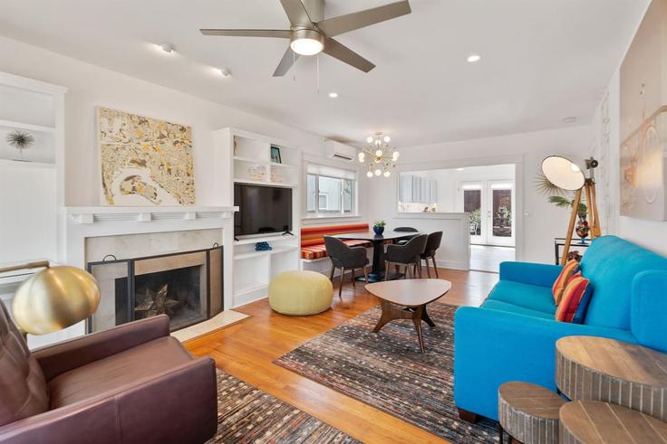 Elegante sala de estar con mobiliario moderno en un apartamento en Building Bancroft Street - su-ventura-vacation-rentals - 1521041 en San Diego, San Diego