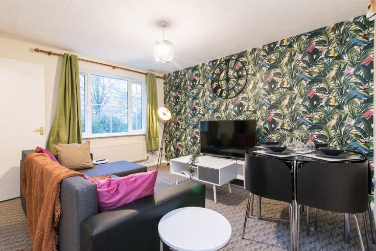 Elegant gestaltetes Wohnzimmer mit moderner Einrichtung in einer Wohnung im Building Perchfoot Close - sublime-stays-ltd - 1607496 in Coventry, Coventry Elegant gestaltetes Wohnzimmer mit moderner Einrichtung in einer Wohnung im Building Perchfoot Close - sublime-stays-ltd - 1607496 in Coventry, Coventry