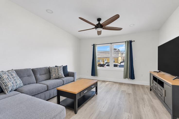 Seaside Heights Seaside HeightsのBuilding Sheridan Avenue - suite-capacity - 1580274のアパートメントにある、モダンな家具を備えたエレガントなデザインのリビングルーム Seaside Heights Seaside HeightsのBuilding Sheridan Avenue - suite-capacity - 1580274のアパートメントにある、モダンな家具を備えたエレガントなデザインのリビングルーム