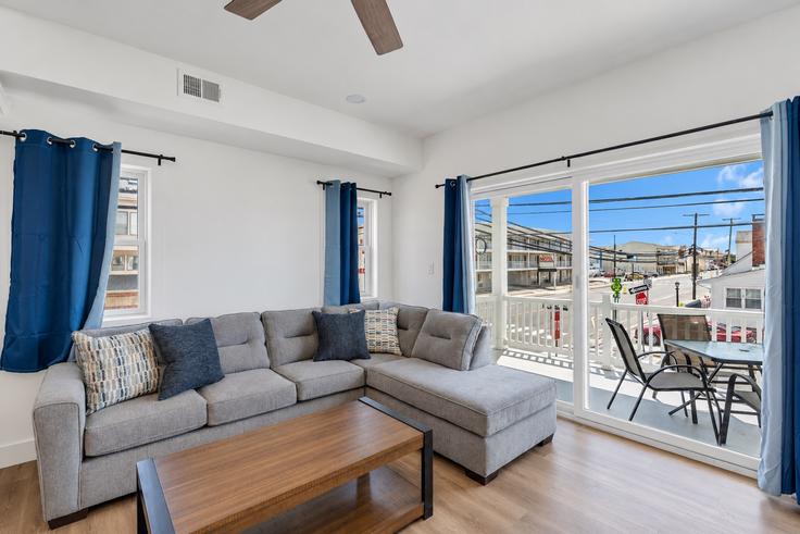 Seaside Heights Seaside HeightsのBuilding Central Avenue - suite-capacity - 1604880のアパートメントにある、モダンな家具を備えたエレガントなデザインのリビングルーム Seaside Heights Seaside HeightsのBuilding Central Avenue - suite-capacity - 1604880のアパートメントにある、モダンな家具を備えたエレガントなデザインのリビングルーム