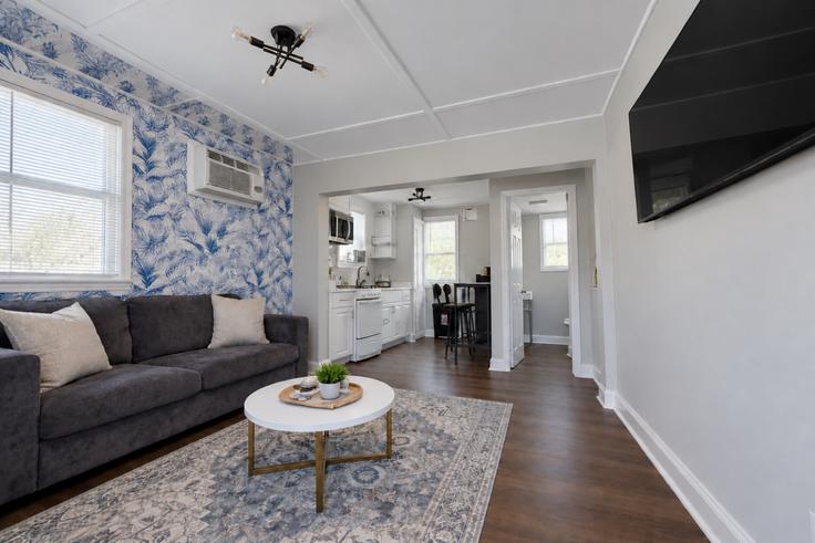 Salle de séjour élégante avec mobilier moderne dans un appartement à Building Blaine Avenue - suite-capacity - 1512938 à Seaside Heights, Seaside Heights Salle de séjour élégante avec mobilier moderne dans un appartement à Building Blaine Avenue - suite-capacity - 1512938 à Seaside Heights, Seaside Heights