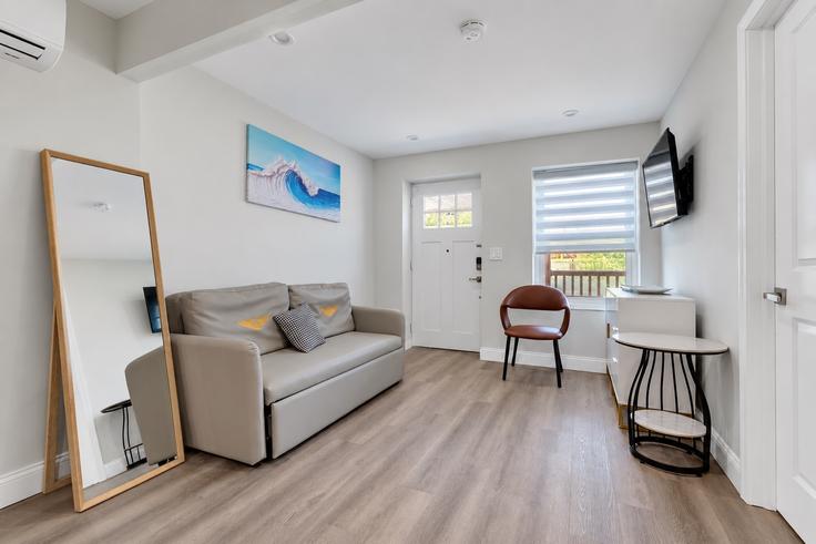 Sala de estar elegantemente projetada com móveis modernos em um apartamento no Building Kearney Avenue - suite-capacity - 1515824 em Seaside Heights, Seaside Heights Sala de estar elegantemente projetada com móveis modernos em um apartamento no Building Kearney Avenue - suite-capacity - 1515824 em Seaside Heights, Seaside Heights