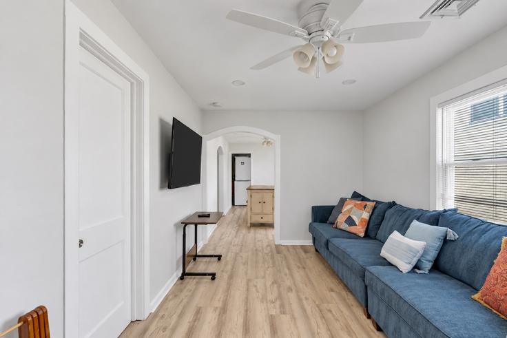 Seaside Heights Seaside HeightsのBuilding Dupont Avenue - suite-capacity - 1541926のアパートメントにある、モダンな家具を備えたエレガントなデザインのリビングルーム Seaside Heights Seaside HeightsのBuilding Dupont Avenue - suite-capacity - 1541926のアパートメントにある、モダンな家具を備えたエレガントなデザインのリビングルーム