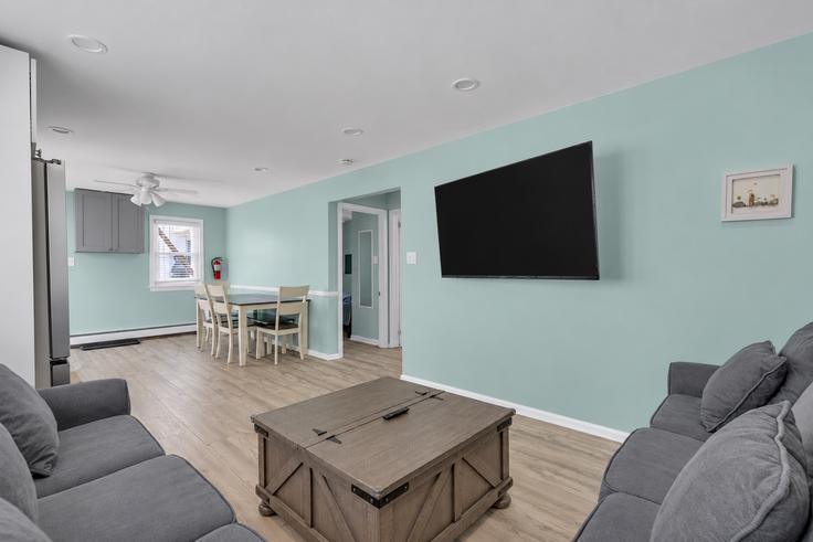 Elegant gestaltetes Wohnzimmer mit moderner Einrichtung in einer Wohnung im Building Dupont Avenue - suite-capacity - 1541928 in Seaside Heights, Seaside Heights