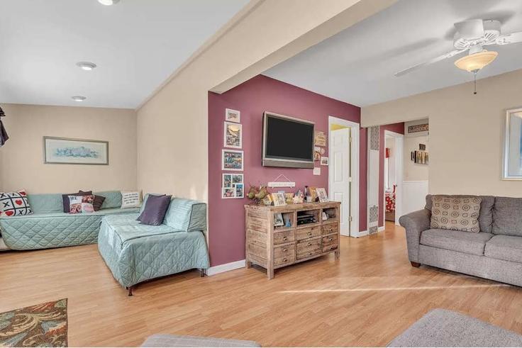 Salle de séjour élégante avec mobilier moderne dans un appartement à Building Central Avenue - suite-capacity - 1506630 à Seaside Heights, Seaside Heights Salle de séjour élégante avec mobilier moderne dans un appartement à Building Central Avenue - suite-capacity - 1506630 à Seaside Heights, Seaside Heights