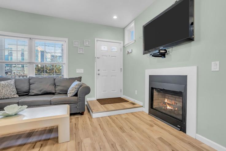 Salle de séjour élégante avec mobilier moderne dans un appartement à Building Franklin Avenue - suite-capacity - 1506634 à Seaside Heights, Seaside Heights Salle de séjour élégante avec mobilier moderne dans un appartement à Building Franklin Avenue - suite-capacity - 1506634 à Seaside Heights, Seaside Heights