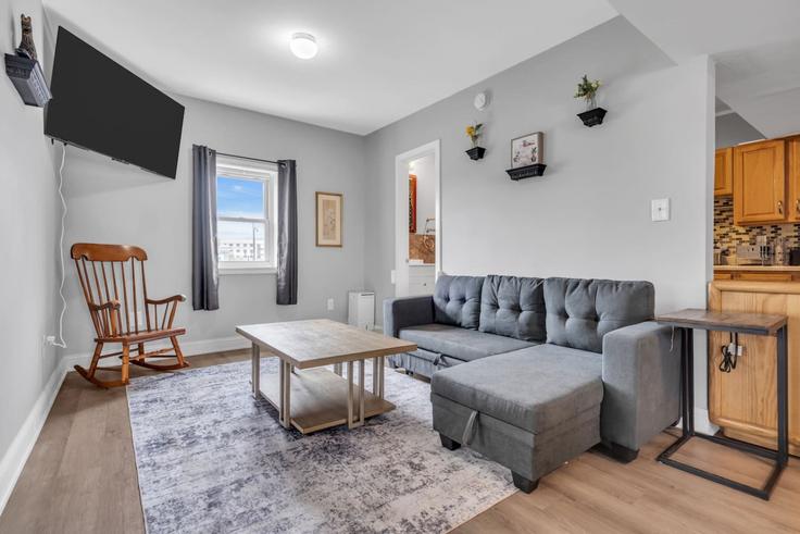 Salle de séjour élégante avec mobilier moderne dans un appartement à Building Ocean Boulevard - suite-capacity - 1506635 à Seaside Heights, Seaside Heights Salle de séjour élégante avec mobilier moderne dans un appartement à Building Ocean Boulevard - suite-capacity - 1506635 à Seaside Heights, Seaside Heights