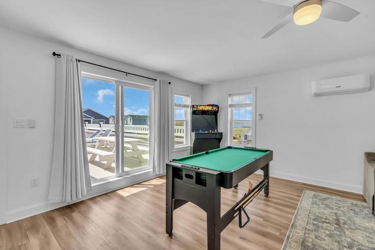 Salle de séjour élégante avec mobilier moderne dans un appartement à Building Franklin Avenue - suite-capacity - 1506638 à Seaside Heights, Seaside Heights Salle de séjour élégante avec mobilier moderne dans un appartement à Building Franklin Avenue - suite-capacity - 1506638 à Seaside Heights, Seaside Heights