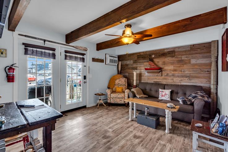 Salle de séjour élégante avec mobilier moderne dans un appartement à Building Franklin Avenue - suite-capacity - 1506646 à Seaside Heights, Seaside Heights Salle de séjour élégante avec mobilier moderne dans un appartement à Building Franklin Avenue - suite-capacity - 1506646 à Seaside Heights, Seaside Heights